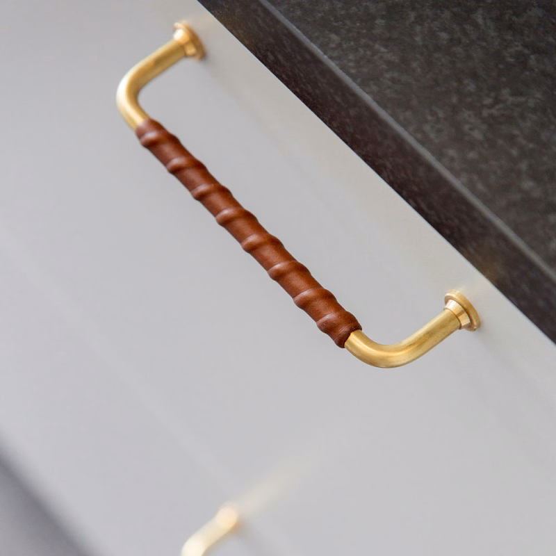 Handtag 1353-96 mässing obeh.läder lindat brun 96mm