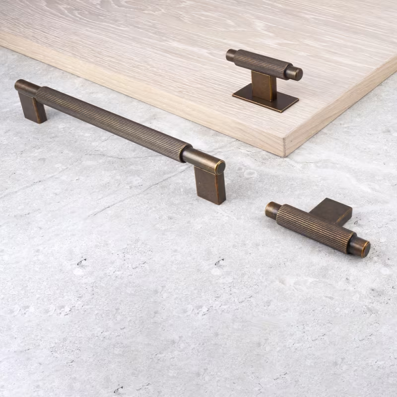 Handtag Arpa - 192mm - Antik mässing