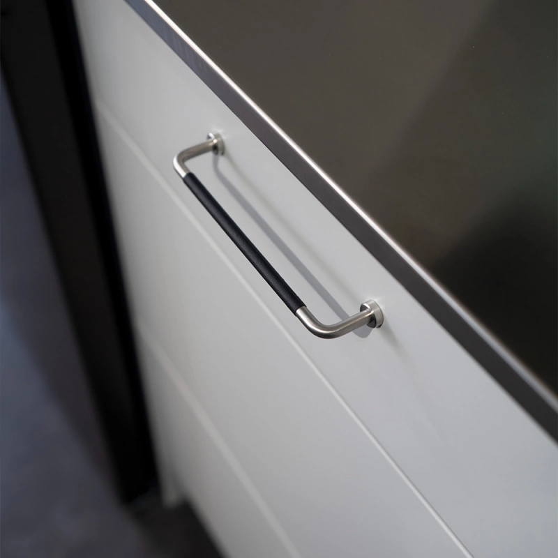 Handtag Lounge - 160mm - Krom/Svart Lädersvept