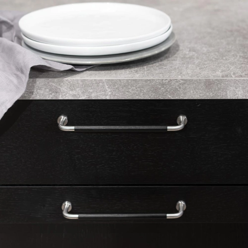 Handtag Lounge - 160mm - Rostfritt/Svart lädersvept