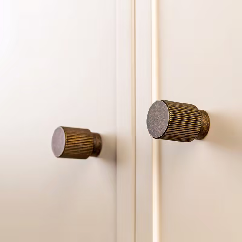 Knopp Arpa - Bricka - Antik mässing