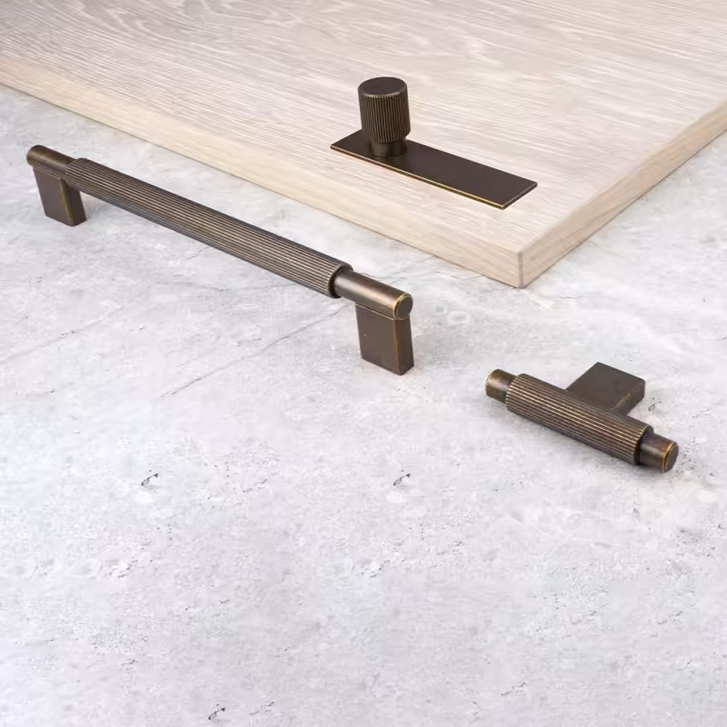 Knopp Arpa - Bricka - Antik mässing