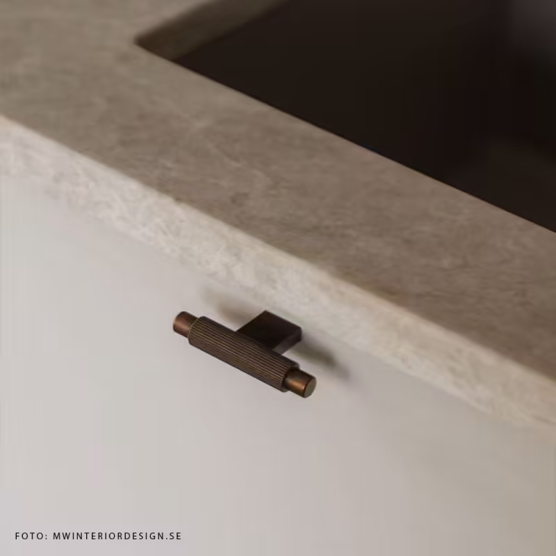 Knopp T Arpa - Antik mässing