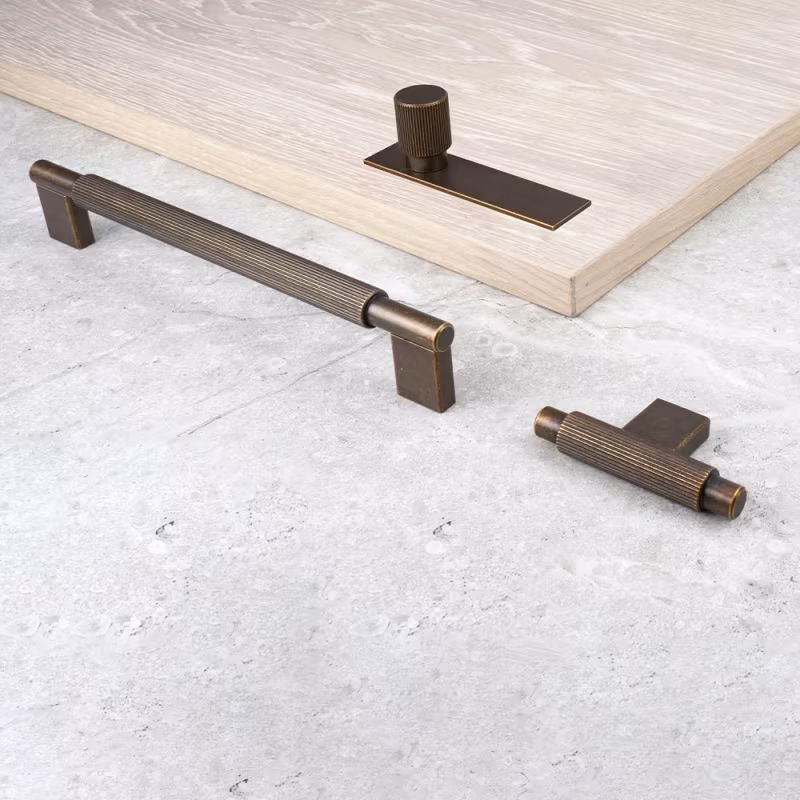 Knopp T Arpa - Antik mässing