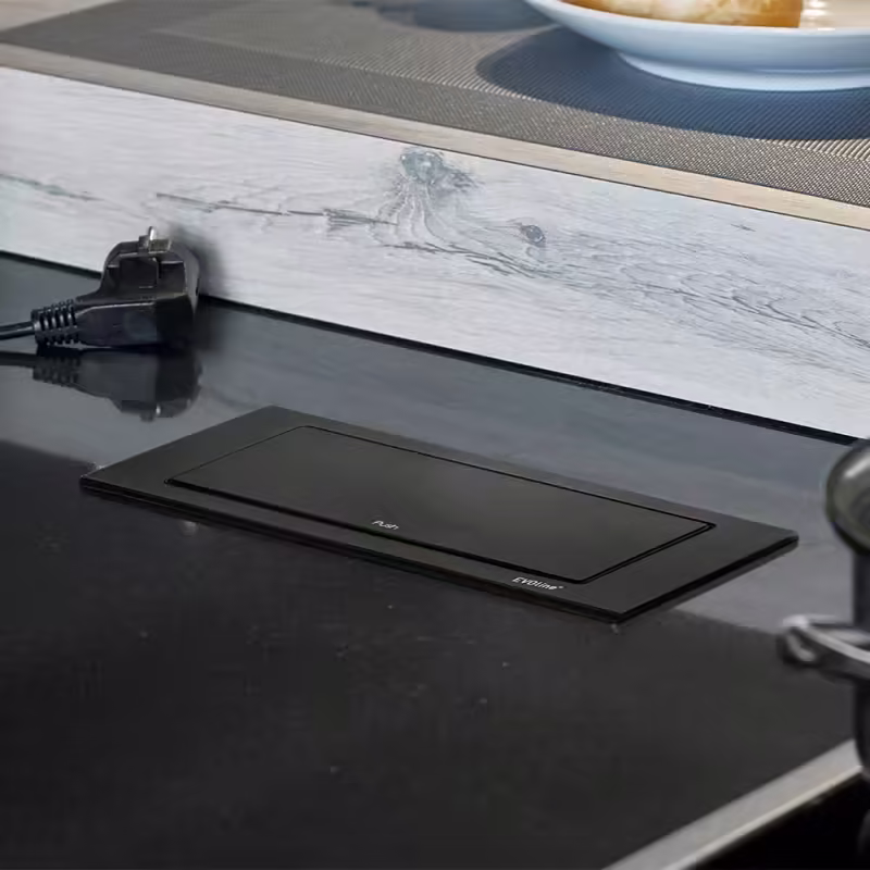 Powerbox Backflip - Eluttag och USB-C - Mattsvart